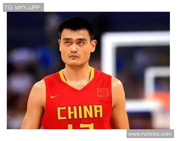 姚明重返赛场佩戴护具展现坚韧精神与不屈斗志的传奇时刻