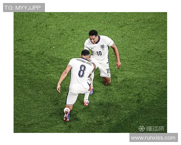 英格兰男足捧起欧洲杯，成功实现卫冕梦想